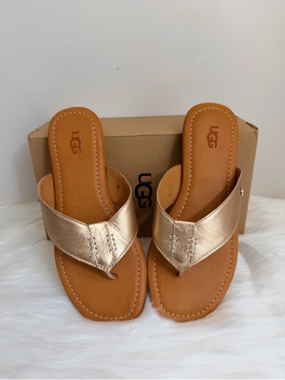 NIB UGG Women’s Carey Gold Metallic Leather Flip Sandals Size 6.5 - Picture 5 of 16